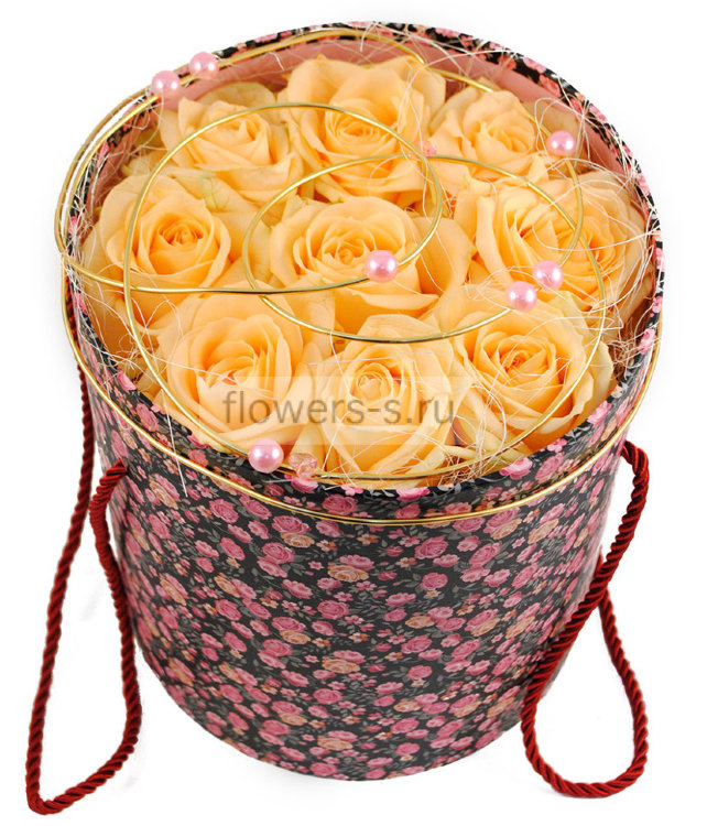 Розы "Пич Аваланш" в цветной шляпной коробке